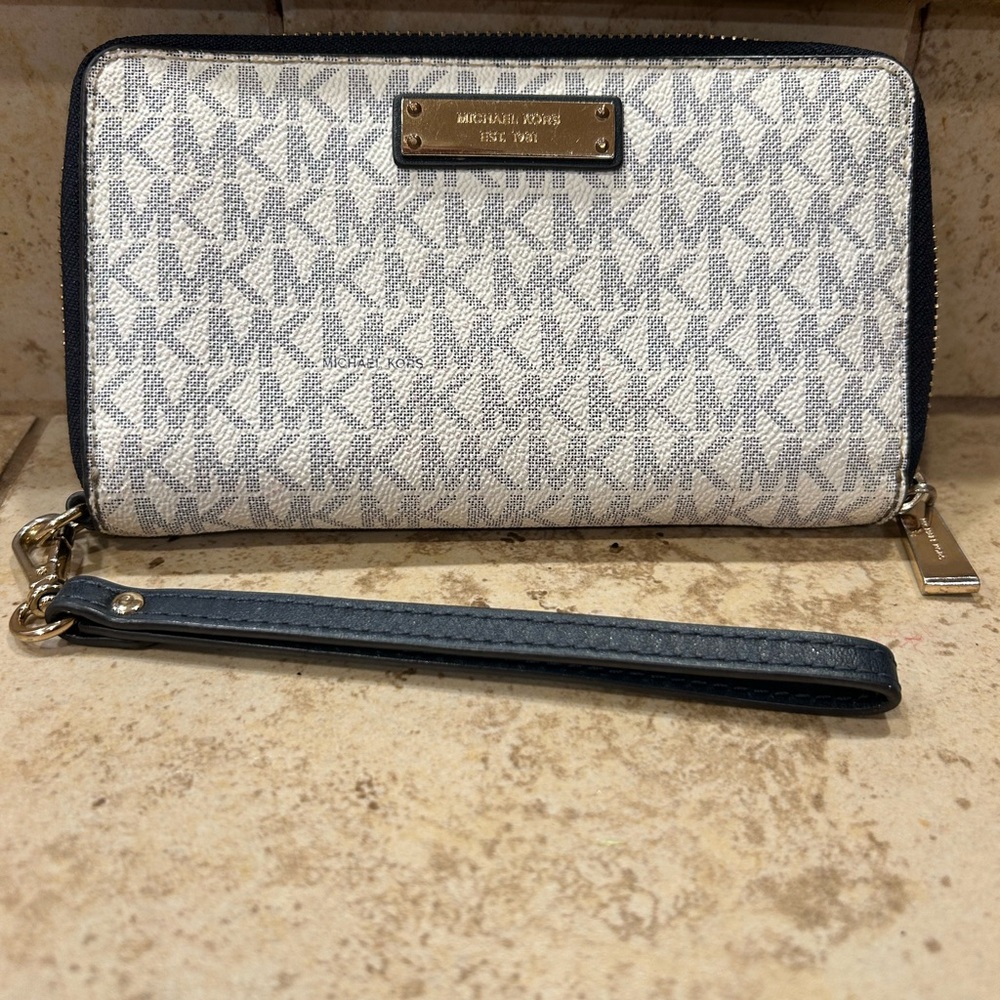 Michael Kors White and Black Signature Zip Wristlet